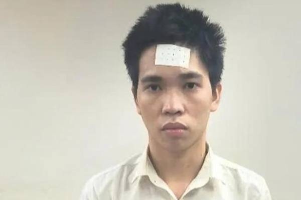 Bat doi tuong tron truy na tai san bay Tan Son Nhat hinh anh