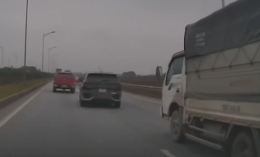 Oto khong xi nhan, 'dao lan nhu rang lac' tren cao toc hinh anh