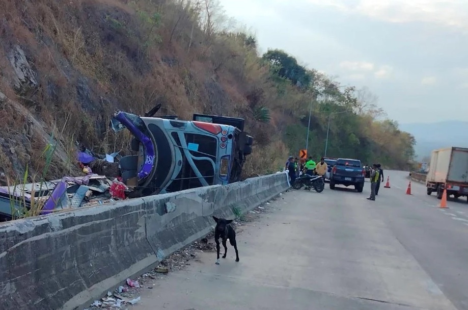 Tai nan xe buyt o Thai Lan khien 18 nguoi thiet mang hinh anh