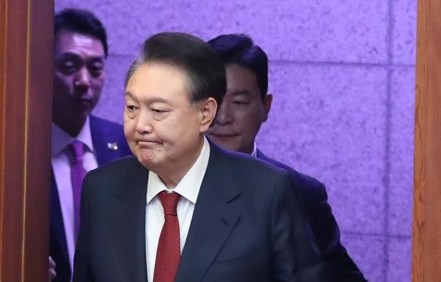 Co quan cong to ra lenh tra tu do cho Tong thong Yoon Suk Yeol hinh anh