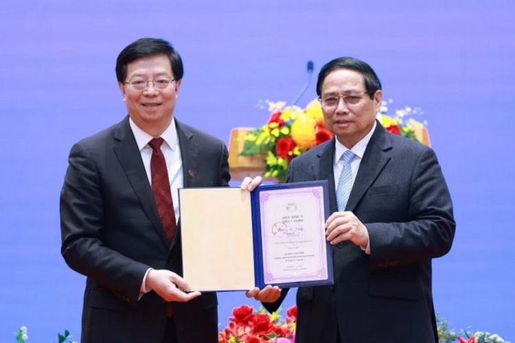 Thu tuong nhan danh hieu Giao su danh du Dai hoc Thanh Hoa hinh anh