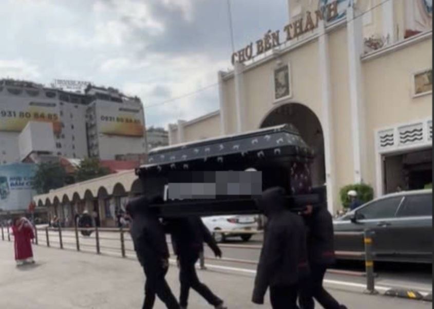 Nhom thanh nien khieng quan tai truoc cho Ben Thanh hinh anh