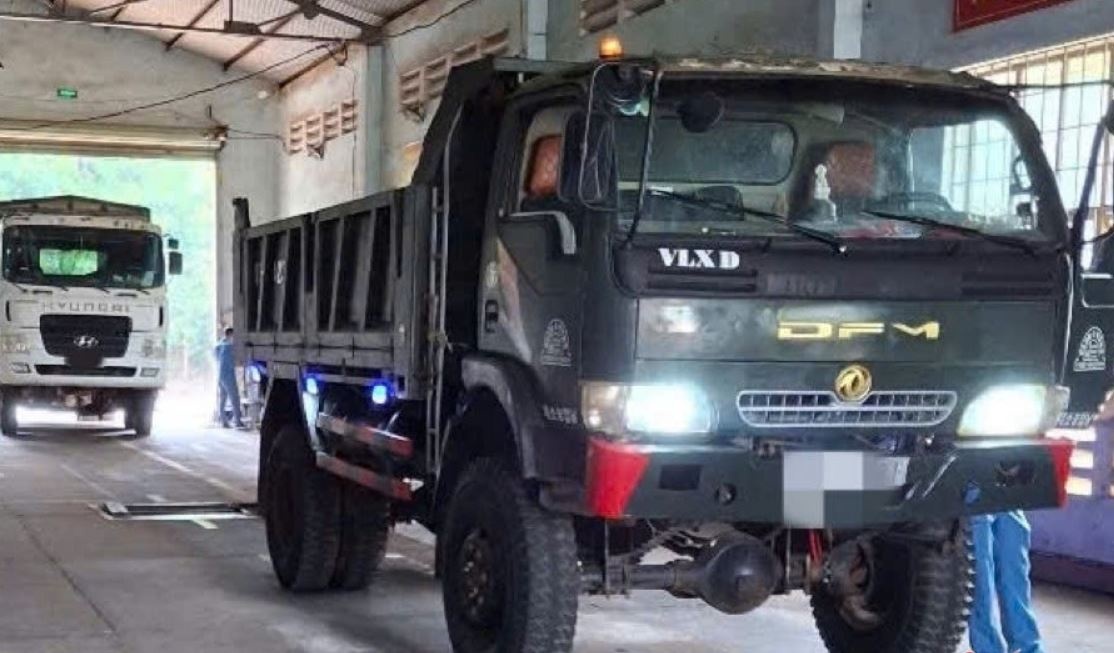 Hang tram oto bi tu choi kiem dinh vi khong dong phat nguoi hinh anh