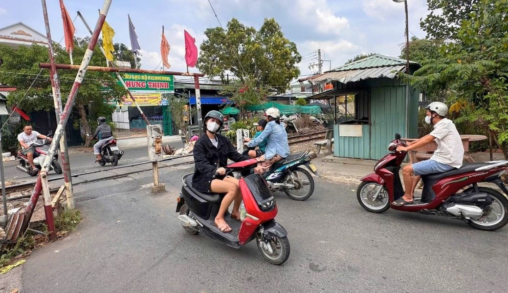 Gac chan khong co nguoi dong khi tau hoa chay qua o Dong Nai hinh anh