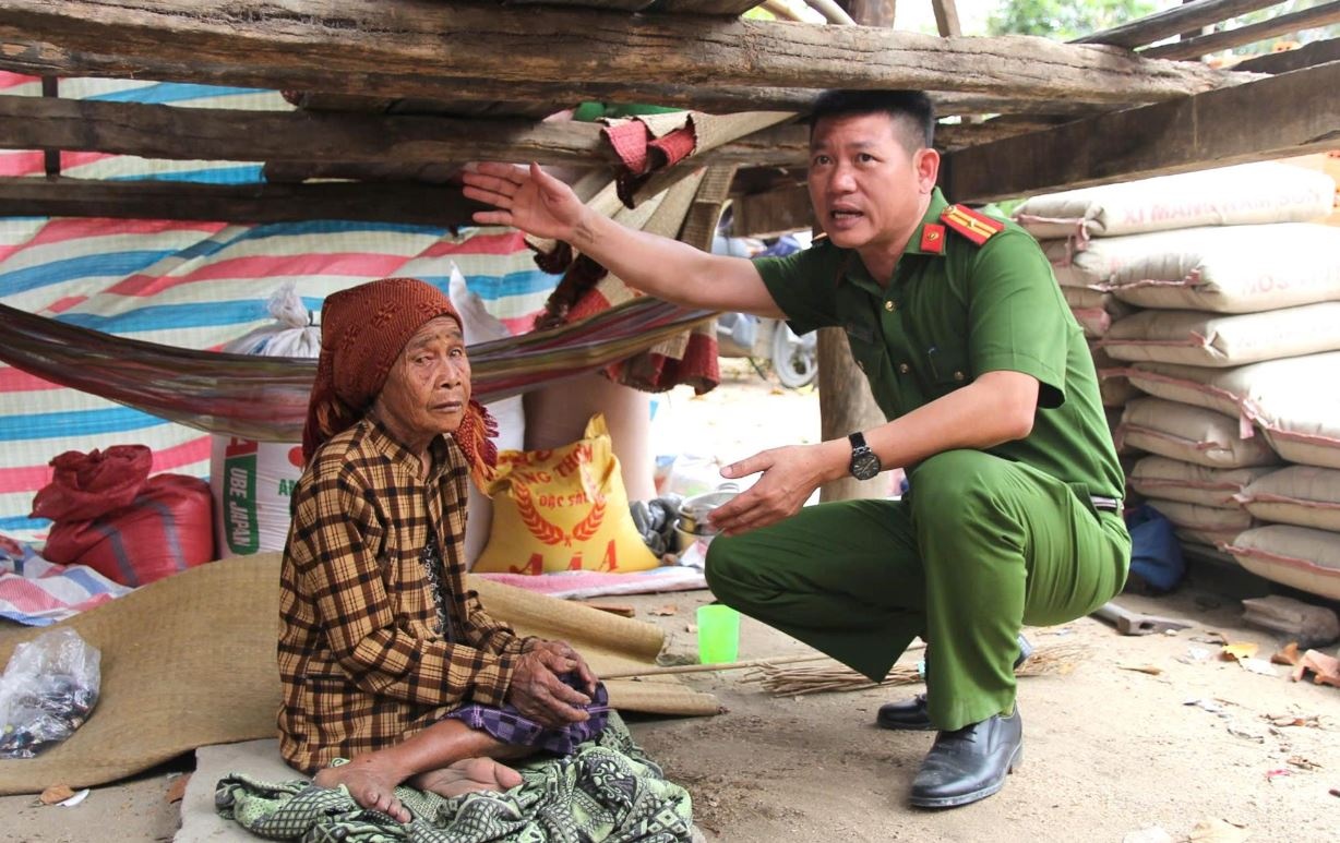 Truong Cong an xa bo tien tui xay nha cho ho ngheo hinh anh