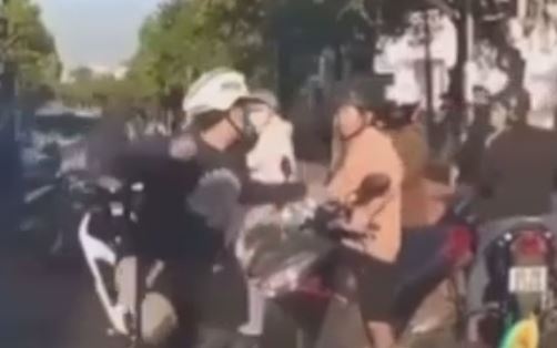 Nam thanh nien danh toi tap nguoi dan ong sau va cham giao thong hinh anh