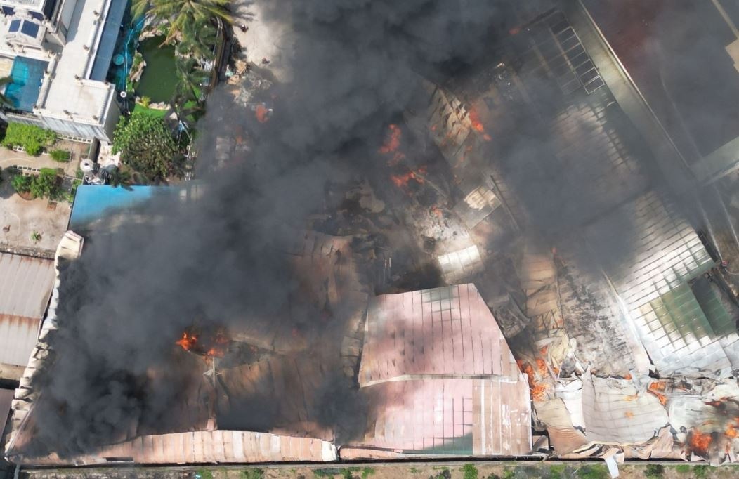 Xuong go o Dong Nai chay du doi, cong nhan ho nhau chay thoat than hinh anh