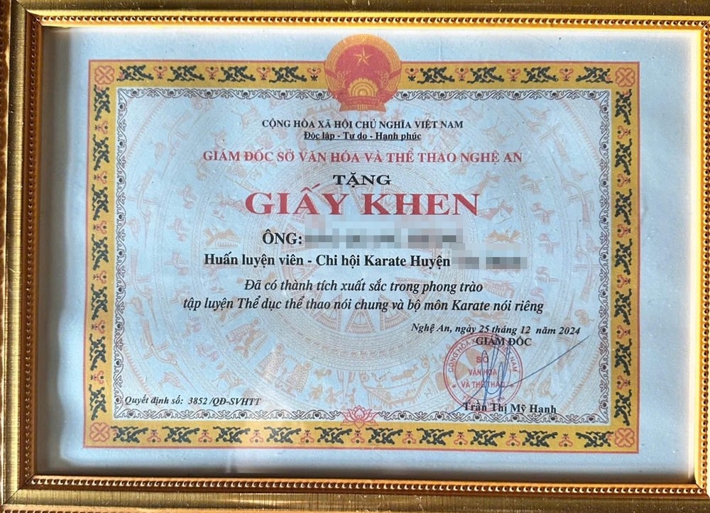 Xac minh vu nghi lam gia giay khen cua giam doc so hinh anh