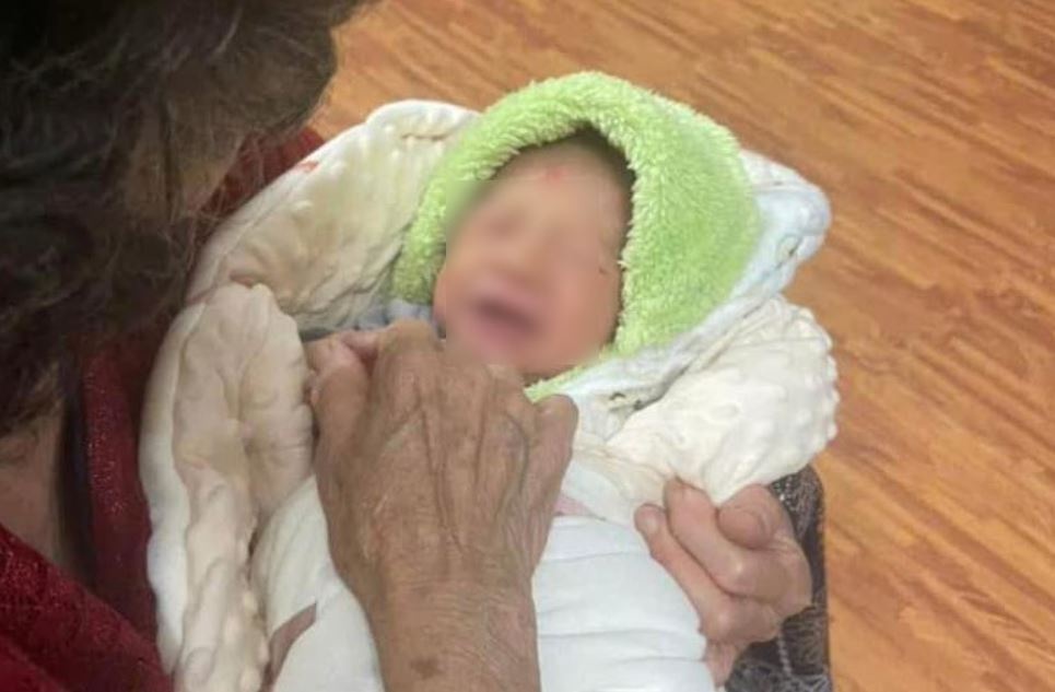 Be trai mot thang tuoi bi bo lai kem buc thu tay hinh anh