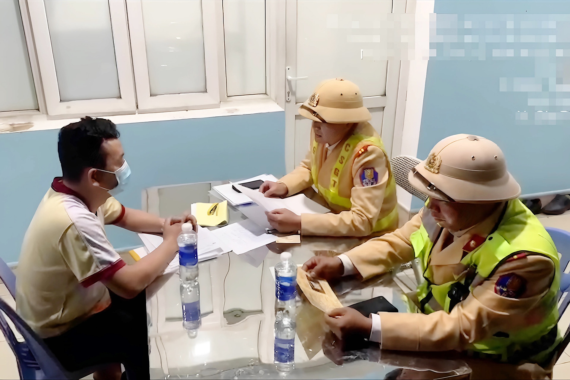 Xu phat tai xe xe khach cho 25 nguoi di nguoc chieu cao toc hinh anh