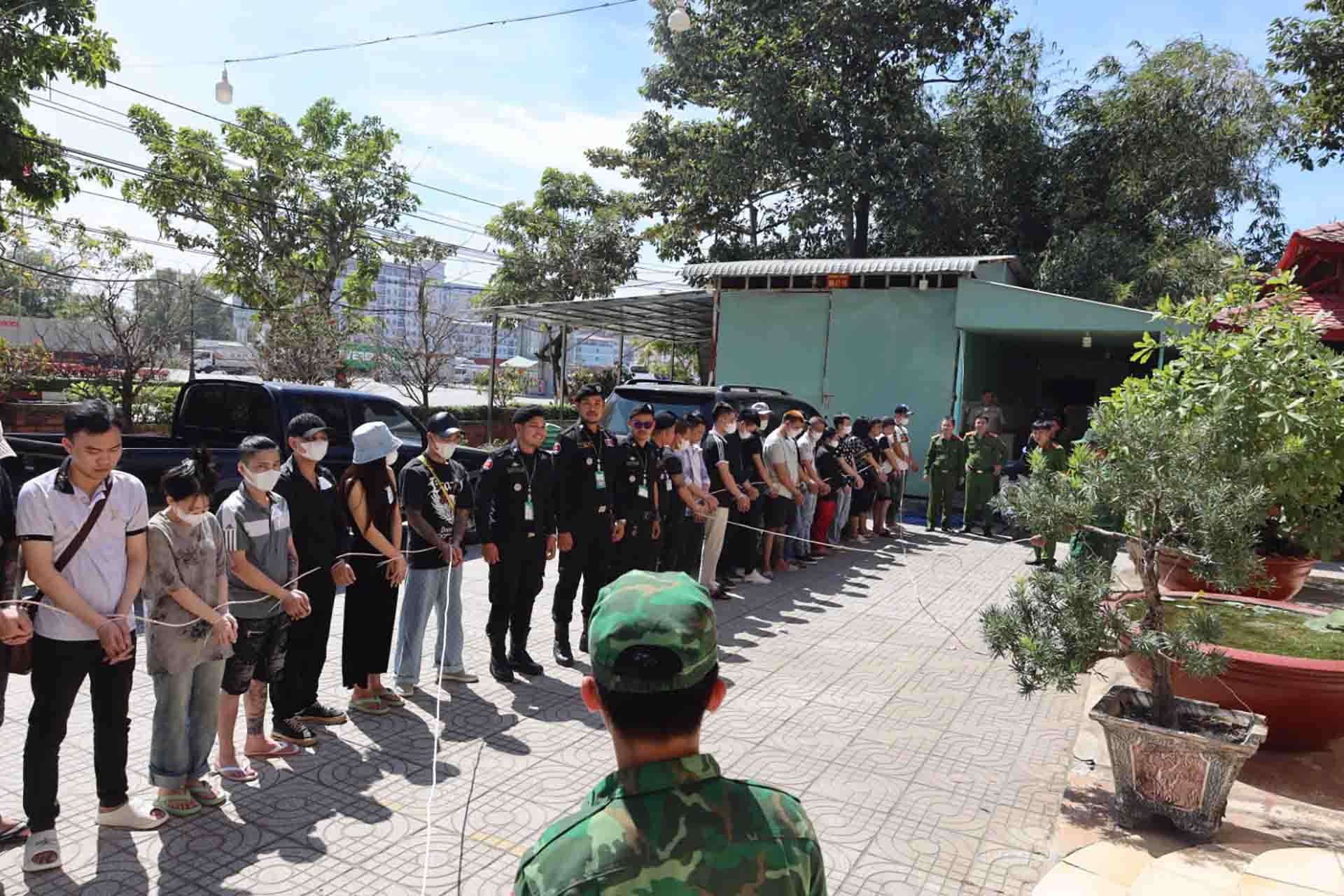 Kich ban thao tung tam ly, dan du con moi tu nguyen chuyen tien hinh anh