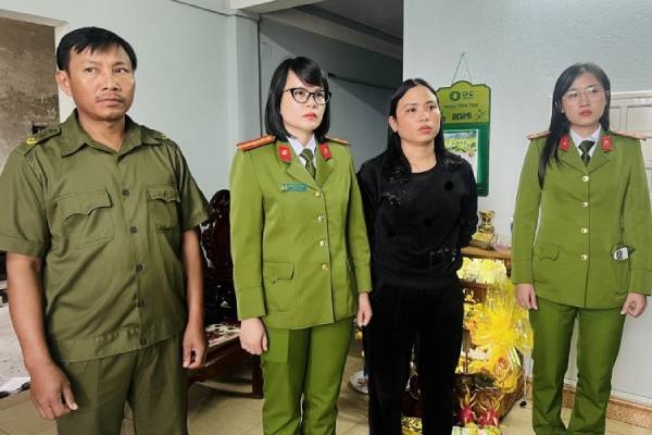 Nu giam doc lua dao nha phan phoi hinh anh
