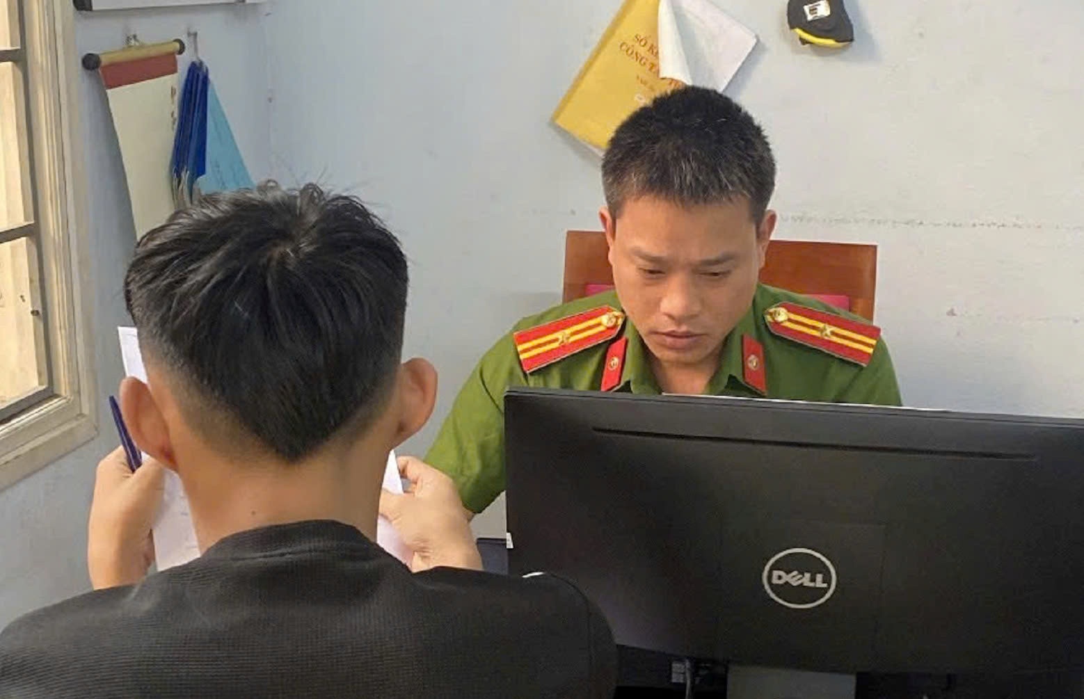 Cong an trieu tap thanh nien dang clip vac kiem len mang hinh anh
