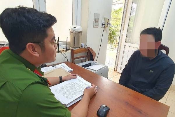 Danh tinh 2 nguoi da toi tap vao mat thanh nien sau va cham giao thong hinh anh