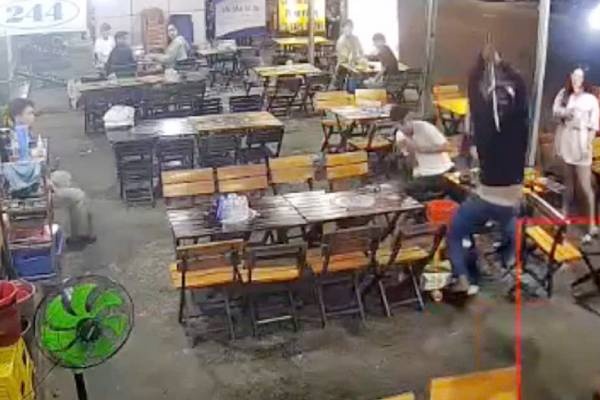 Bat giu 4 doi tuong vao quan nhau, dung hung khi chem nguoi o TP.HCM hinh anh