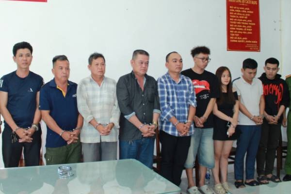 Bat khan cap nhom doi tuong khieng quan tai truoc cho Ben Thanh hinh anh