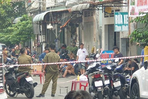 Nam thanh nien tu vong truoc cua phong tro voi vet thuong o co hinh anh