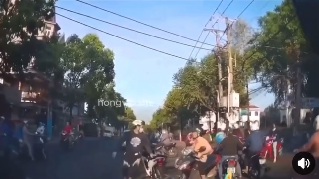 Đánh người giữa phố,  Va chạm giao thông ảnh 1 Danh nguoi giua pho,  Va cham giao thong anh 1