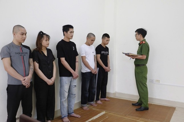 Kich ban,  Lai truoc lo sau anh 1