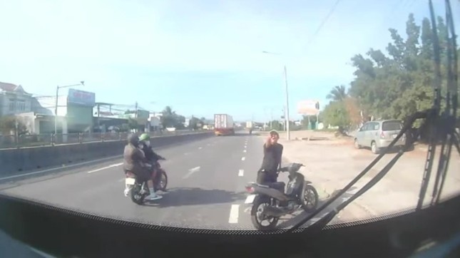 Tài xế xe buýt,  Bị hành hung,  Trước trạm CSGT,  Quyết Thắng Nha Trang ảnh 1 Tai xe xe buyt,  Bi hanh hung,  Truoc tram CSGT,  Quyet Thang Nha Trang anh 1