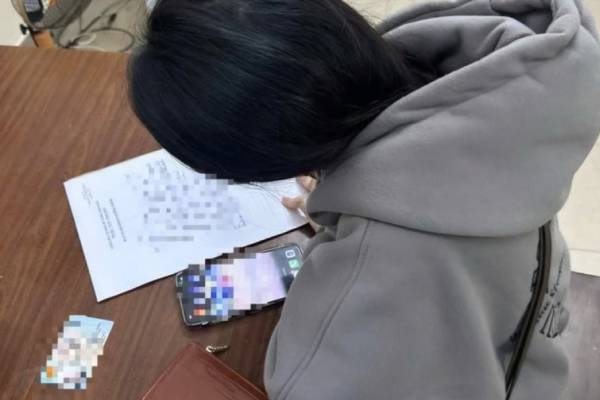Nu sinh vien Dai hoc Hue bi lua hang chuc trieu dong hinh anh