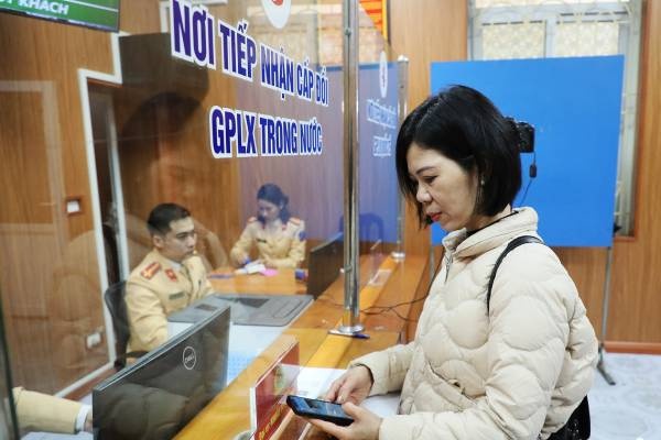 Tu 8/3, cong an nhan ho so cap doi giay phep lai xe vao ngay cuoi tuan hinh anh