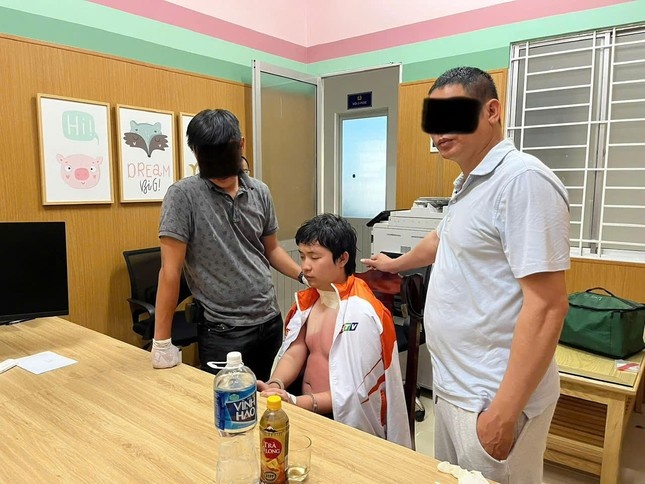 Vu nguoi phu nu luom ve chai bi sat hai: Bat nghi can hinh anh