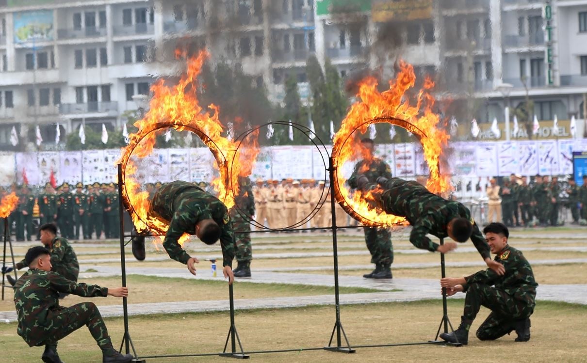 Chien si nhay qua vong lua, pho dien ky nang khi cong hinh anh