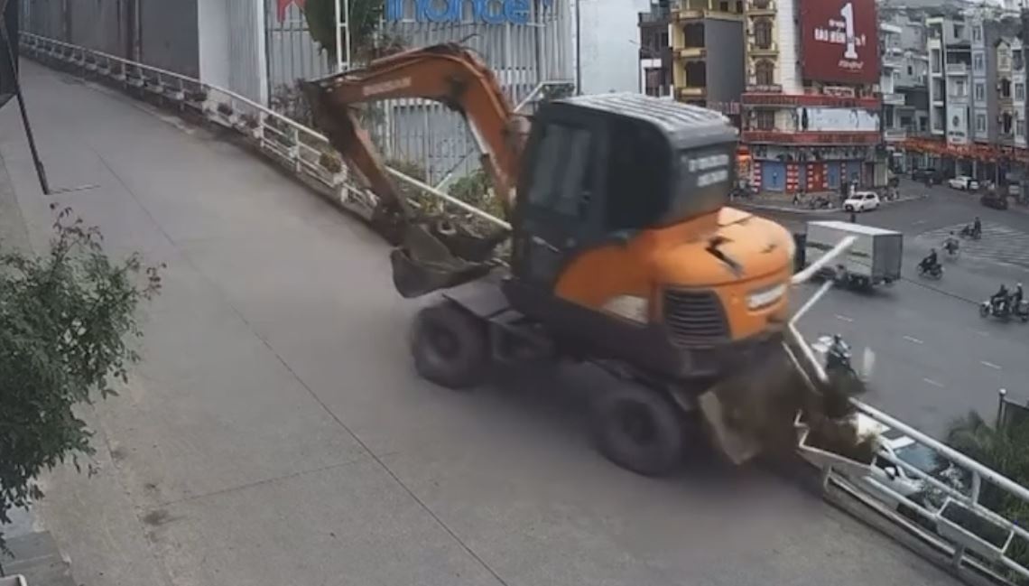 Khoanh khac may xuc chet may, lat xuong ke o Ha Long hinh anh