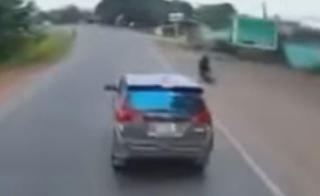 Tranh xe may, oto 7 cho bi xe tai huc xuong muong hinh anh