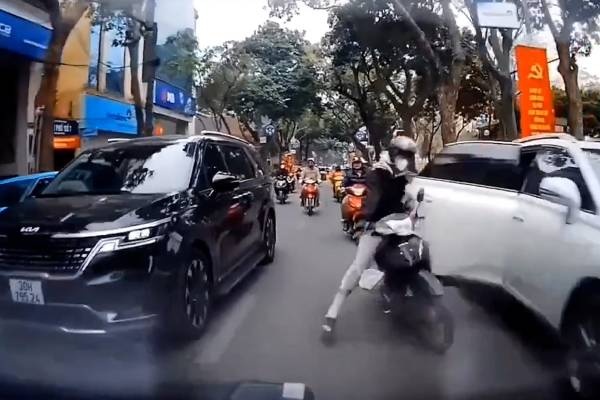 Nguoi ngoi tren oto Lexus mo cua bat can khien tai xe xe may nga hinh anh