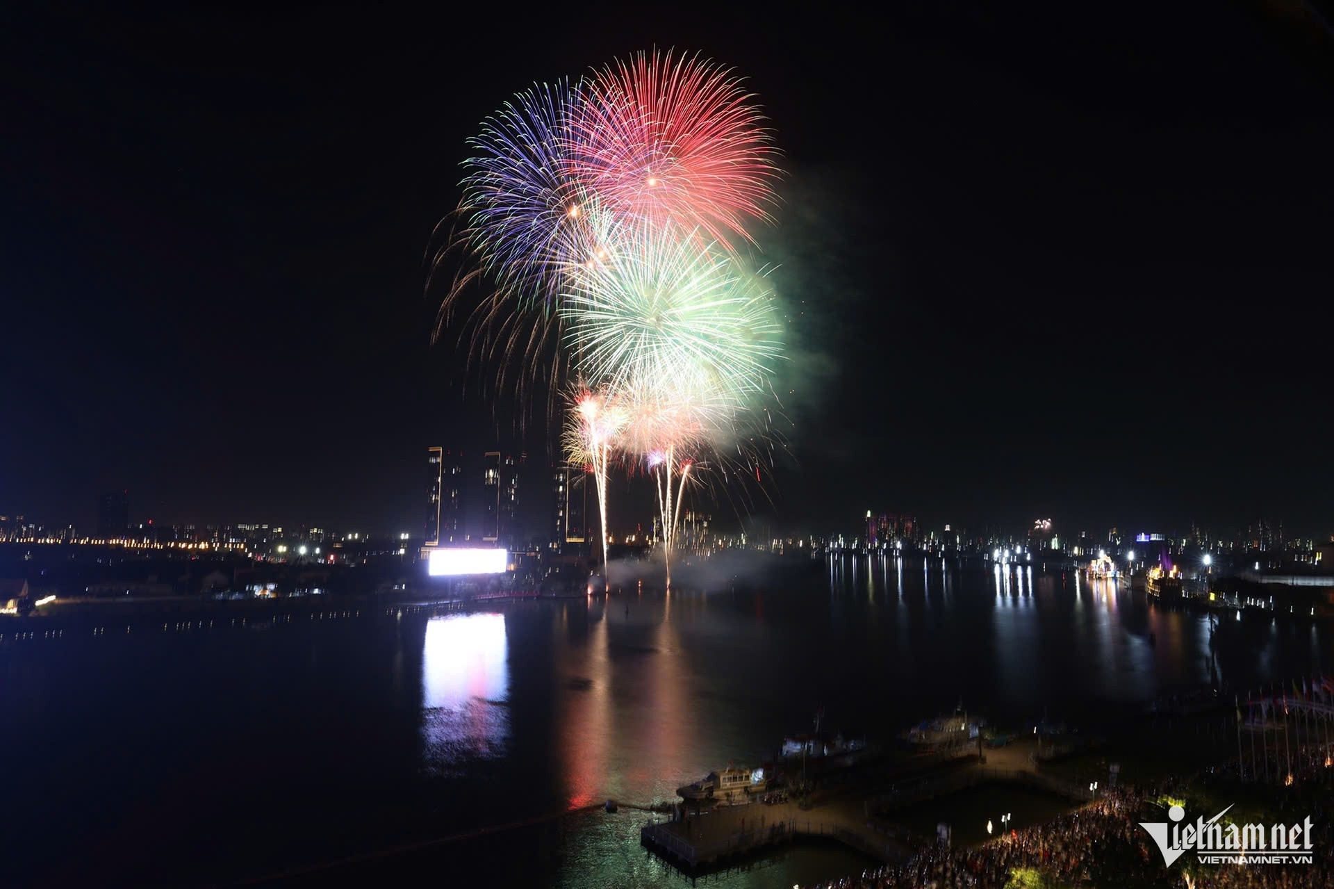 Ban phao hoa,  Dip le 30/4 anh 1