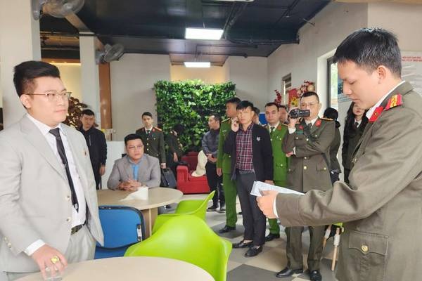 Khoi to tong giam doc Cong ty co phan Trieu nu cuoi hinh anh