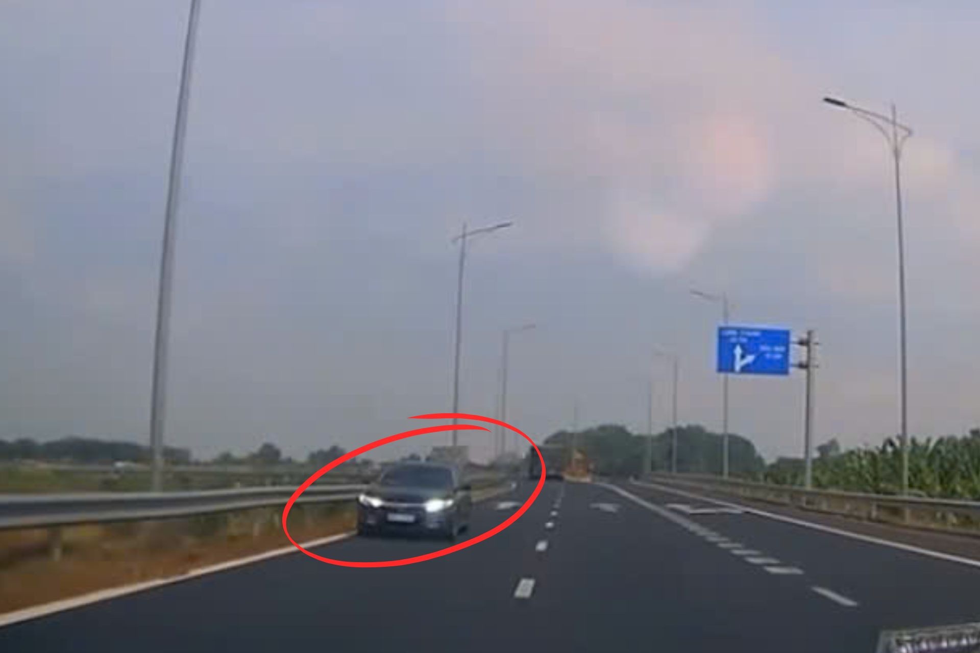 Oto 'da den' chay nguoc chieu duong dan cao toc, CSGT vao cuoc xu ly hinh anh