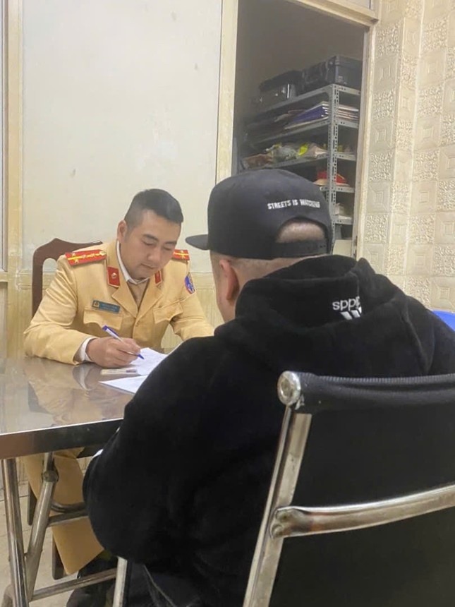 Ngồi trên ca pô, Tài xế, Hà Nội ảnh 1 Ngoi tren ca po, Tai xe, Ha Noi anh 1