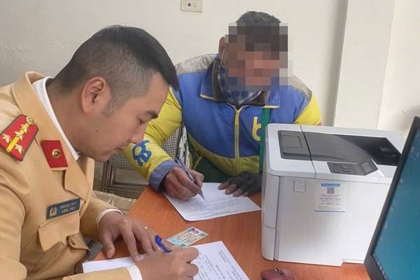 CSGT lam viec voi tai xe va nguoi ngoi tren nap ca po khi xe dang chay hinh anh