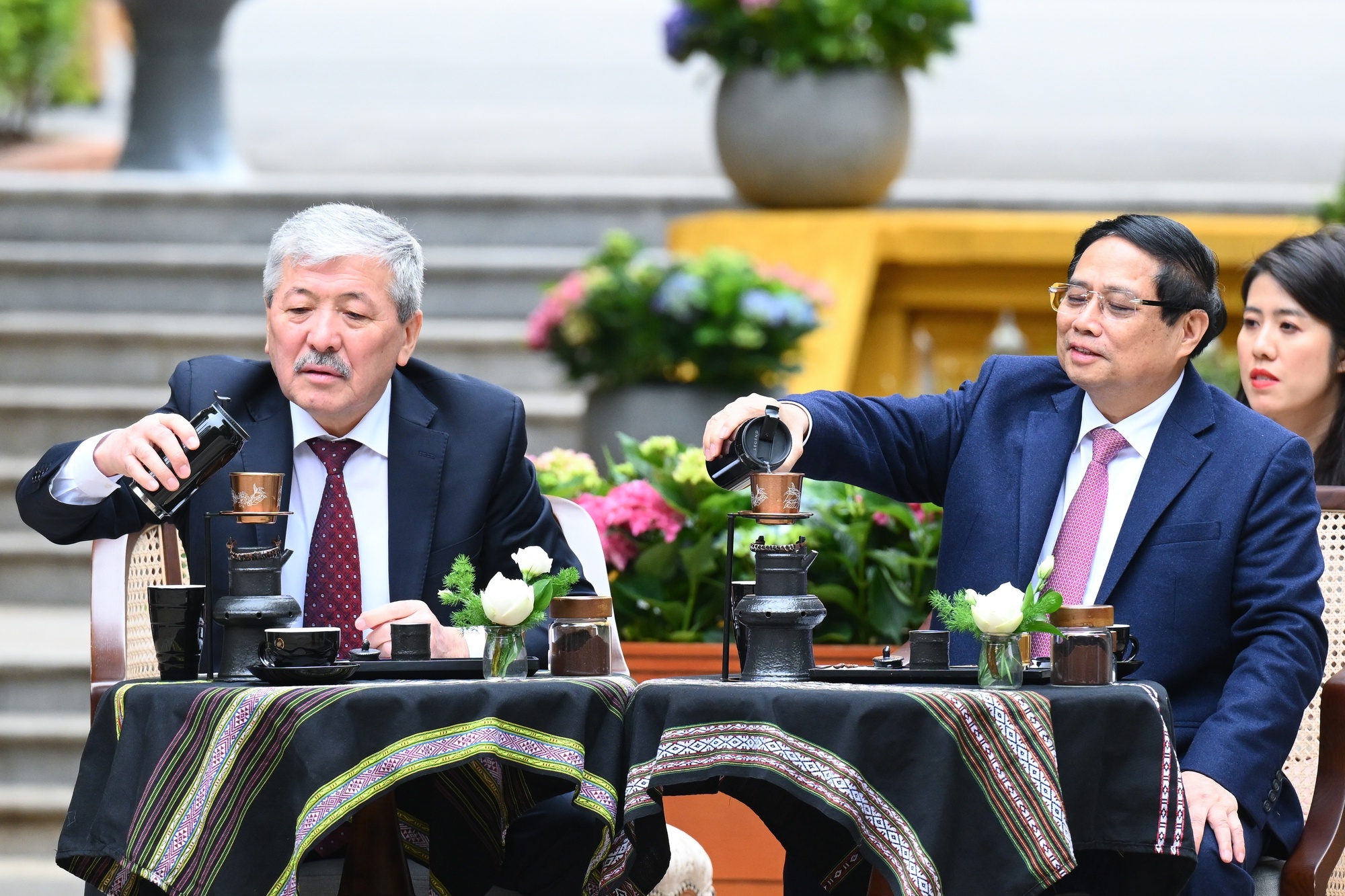 Thu tuong Viet Nam, Kyrgyzstan thuong thuc ca phe o Nha san Bac Ho hinh anh