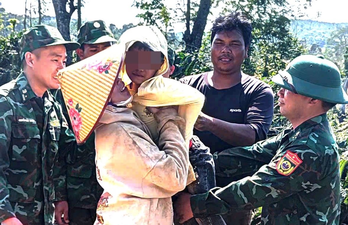 Theo me len ray, be gai 6 tuoi lac o khu vuc bien gioi hinh anh