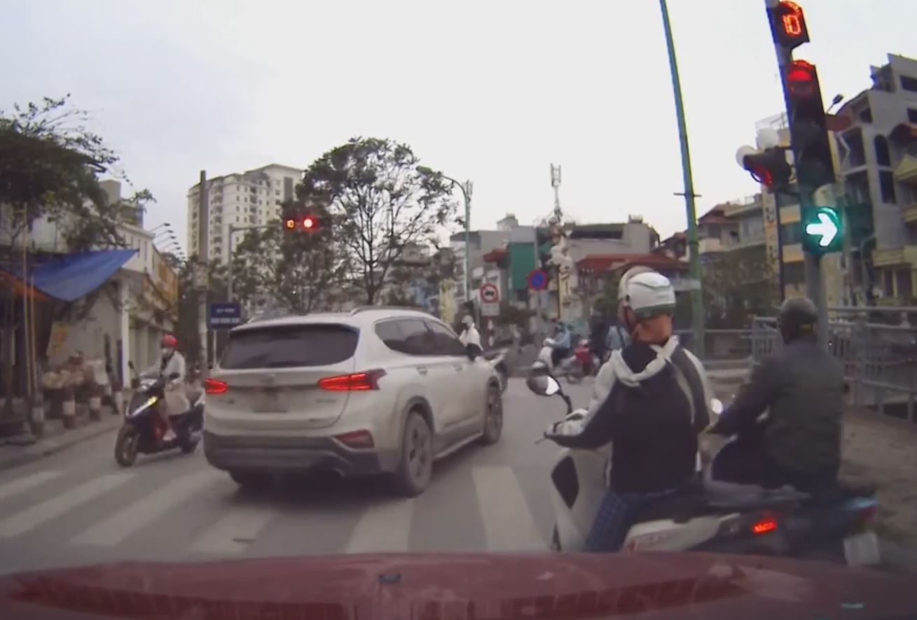 Tai xe ngang nhien vuot den do bat chap muc phat tien rat cao hinh anh