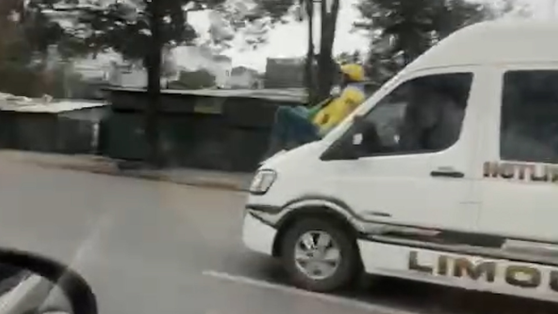 Oto limousine 'cho nguoi' tren nap capo chay bang bang o Ha Noi hinh anh