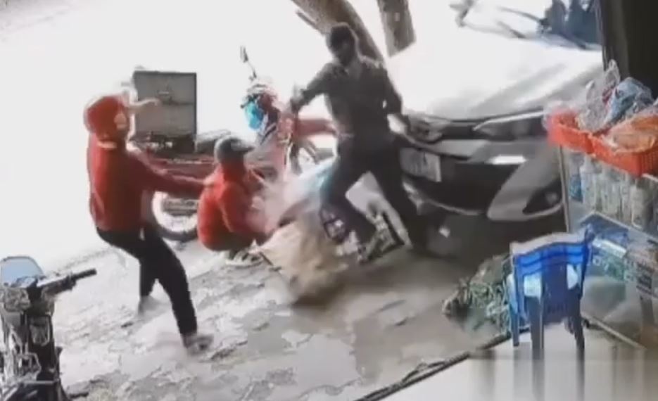 Ba phu nu thoat chet trong gang tac khi oto lao thang len via he hinh anh