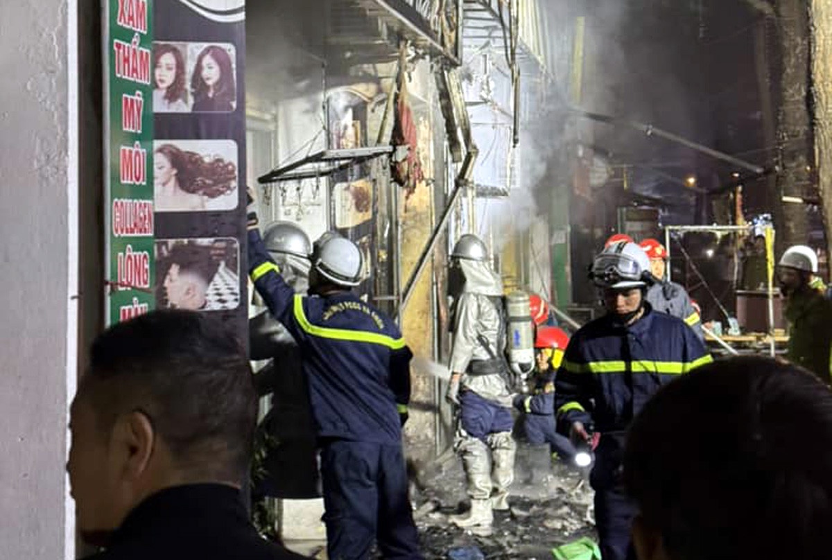 Chay loat ki ot kinh doanh quan ao o Ha Noi trong dem hinh anh