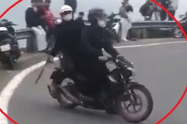 Trieu tap nhom doi tuong duoi chem nguoi tham quan tren deo Hai Van hinh anh