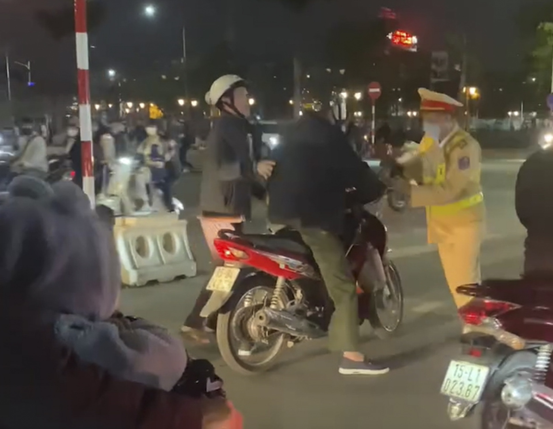 Khoi to vu an nguoi dan ong dam CSGT khi bi kiem tra nong do con hinh anh