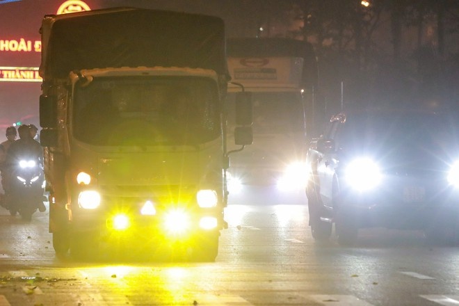 Xu ly loat xe tai trong dem vi gay 'mu tam thoi' cho tai xe khac hinh anh