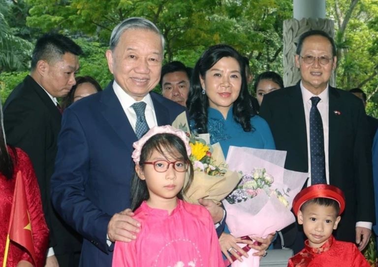 Tong Bi thu To Lam va Phu nhan bat dau tham chinh thuc Singapore hinh anh