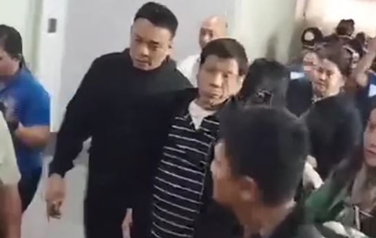 Cuu tong thong Duterte bi bat tai san bay hinh anh