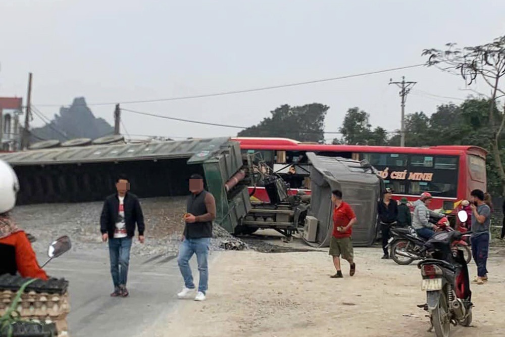 Tai nan lien hoan o Ha Noi, xe dau keo lat chan ngang duong hinh anh