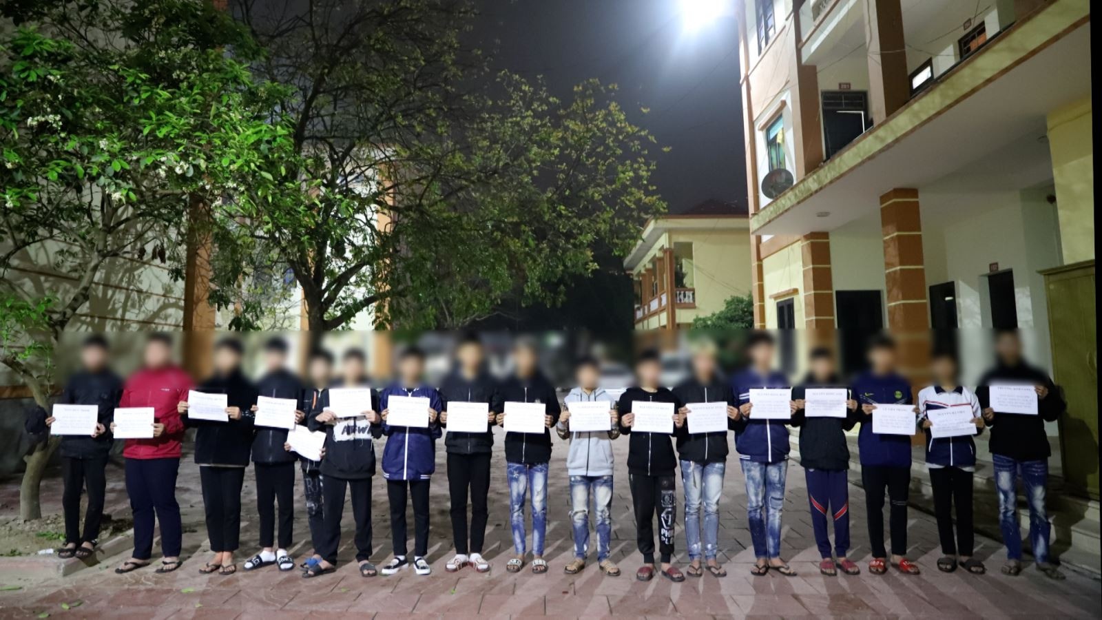 Khoi to nhom doi tuong mang hung khi chem dut gan tay nguoi di duong hinh anh