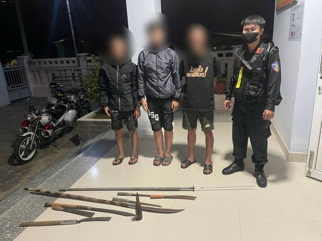 Canh sat no sung tran ap nhom thanh thieu nien mang hung khi nguy hiem hinh anh